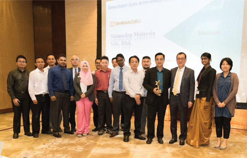 Group photo of Shimadzu Malaysia Medical Team for Sales Achievement 2015 award